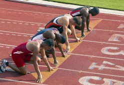 田径传奇博尔特回归跑道进行50米表演赛 风采依旧观众欢呼如雷