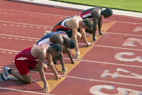 田径传奇博尔特回归跑道进行50米表演赛 风采依旧观众欢呼如雷